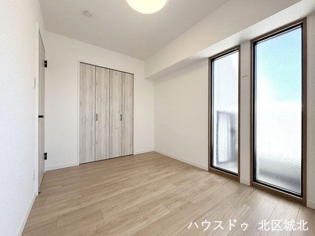 【5.2帖洋室】
やさしい光に包まれる洋室。心地よい毎日を過ごせる空間です。