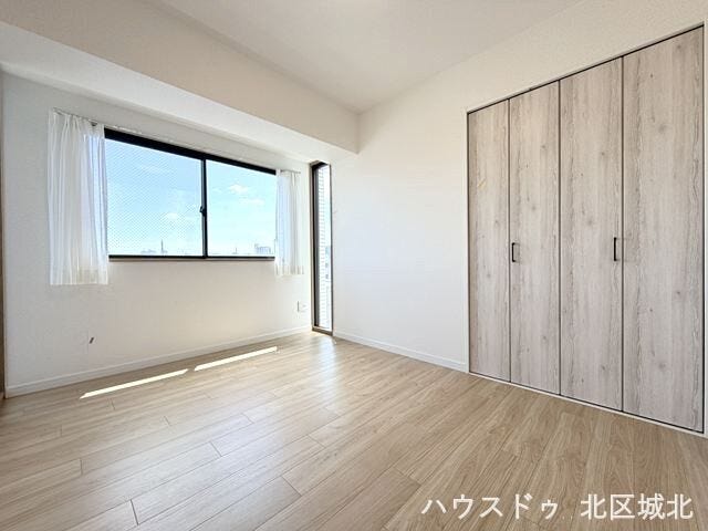 【5.3帖洋室】
窓からたっぷりと陽光がふりそそぐ明るい空間です。心地よい毎日を過ごせる空間です。