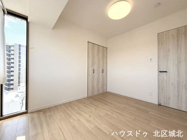【5.3帖洋室】
クローゼット付きお部屋。季節物の整理に便利で、使い勝手の良い洋室収納です。