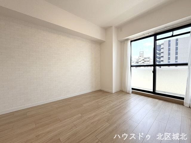 【6帖洋室】
バルコニーに面しているので、晴れた日は明るく過ごしやすい空間です。寝室や子ども部屋として使いやすい一室です。