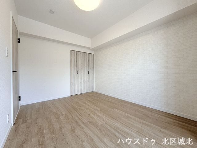 【6帖洋室】
壁が白いのでプロジェクターを設置して映画やYouTubeなど楽しめます♪おしゃれなシアタールームのように変身◎