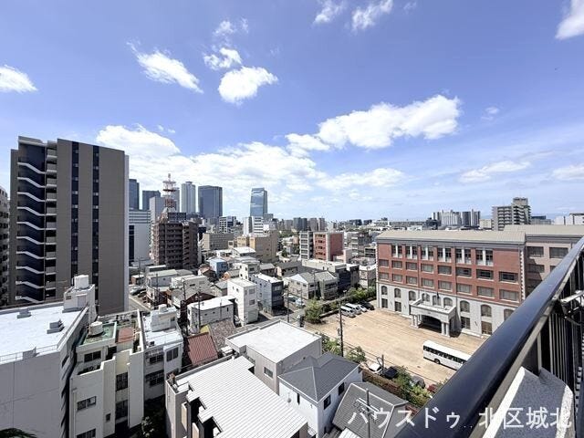 バルコニーからは眺めのよい風景が一望できます。