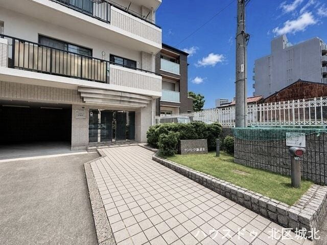 エントランスです。住まう方やゲストを迎える、開放感あふれるホテルライクなエントランスホール。