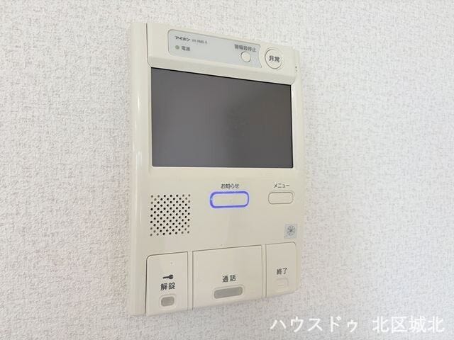 インターホンにモニターが付いているので、玄関まで行かずに来客の対応が出来ます。