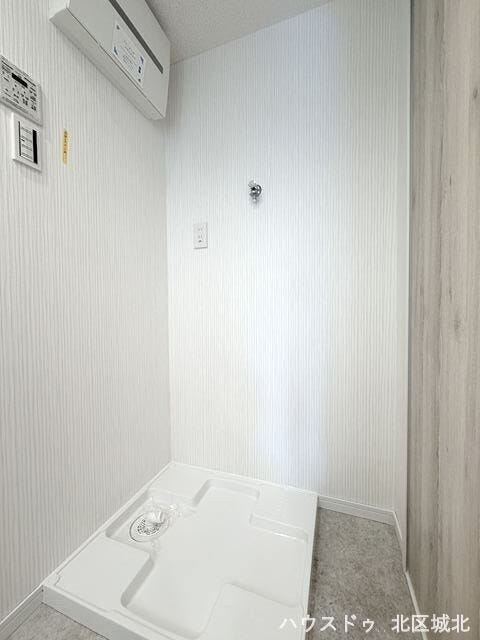 洗面所に室内洗濯機置き場があるので、汚れた洋服を洗面台で一度洗ったらそのまま洗濯機に入れることが出来ます。