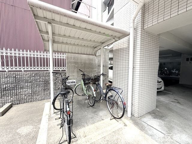 駐輪場です。屋根が付いていますので、自転車が雨で濡れることなく保管することができます。