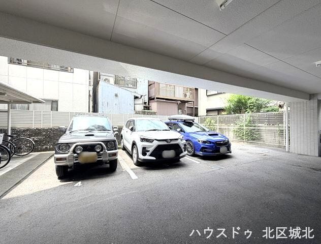 平面駐車場です。
車の出し入れがしやすく、毎日の利用に便利です。