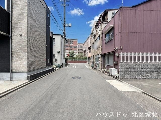 【南側前面道路】
道路幅にゆとりがあるので、車種を選びません。大きめの車を乗りたい方にもオススメです。