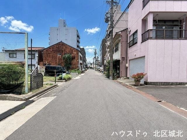 【南側前面道路】
引っ越しトラックなど大きな車も余裕をもって通行することができます。