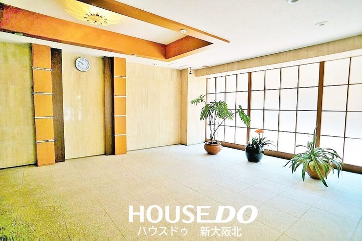■エントランス部分は高級感ただよう上質な空間です!
■管理が行き届いているので、清潔感のあるキレイなエントランスになっています!