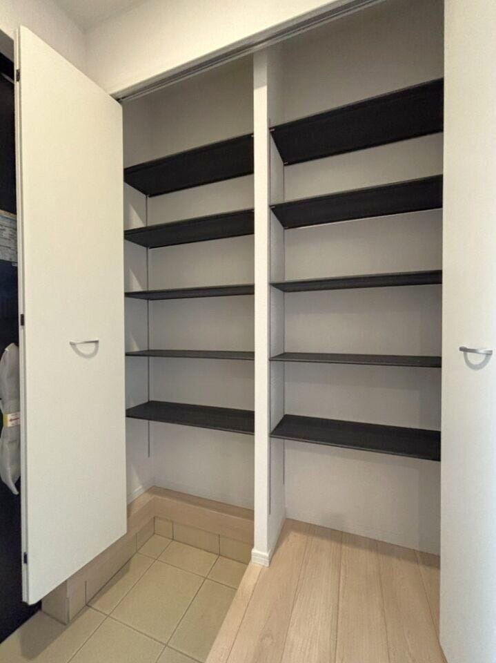 同じ施工会社が施工した別物件のシューズクローク写真です。実際の物件とは間取りや内装、設備、色柄などが異なる場合があります。