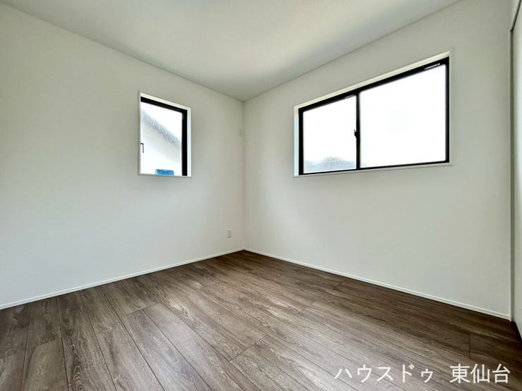 2面採光で日差したっぷりの洋室、書斎や子供部屋にピッタリです。