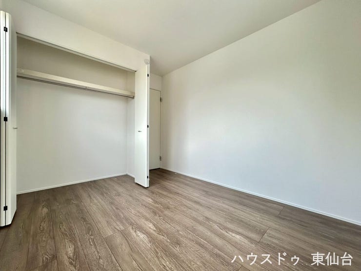 両開き扉で中が一目で見渡せるため、衣類の出し入れがしやすい収納です