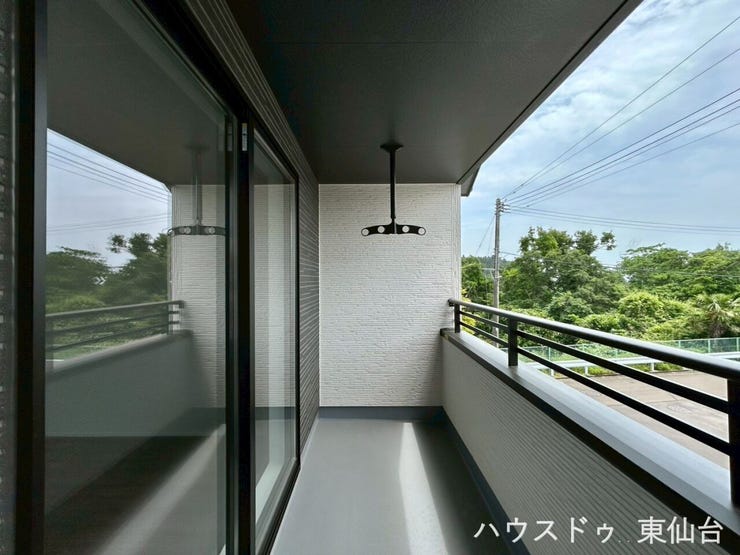 毎日の洗濯がしやすい、明るく使い勝手の良いバルコニーです。