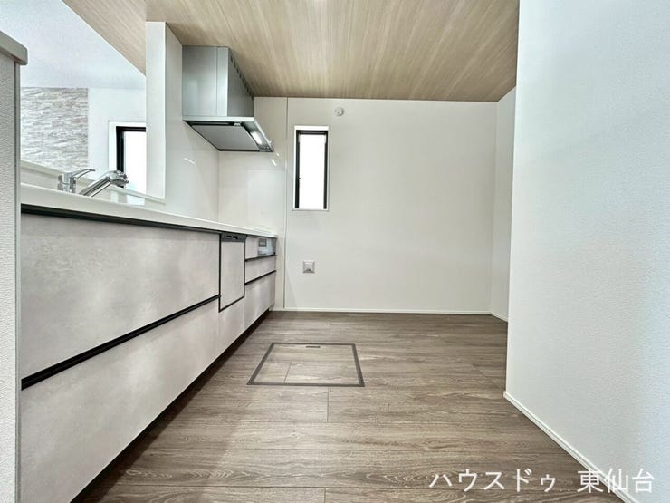 キッチンスペースは広々としてお好みでカップボードや大型冷蔵庫も置けそうです♪