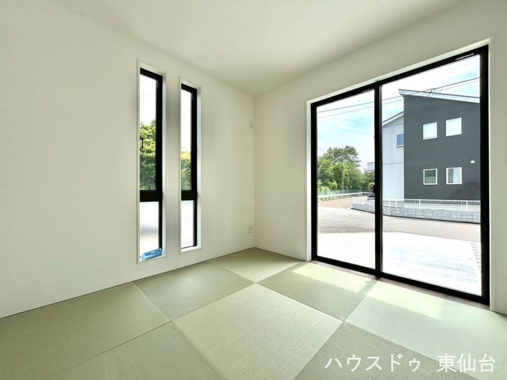 リビング脇のこちらの洋室は、お昼寝、遊び場、来客スペースと多用途に使える一室。