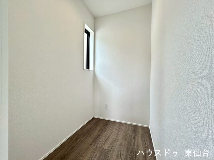 1.5帖のサービスルームは、日用品のストックや季節物の収納に便利な“ちょうどいい”スペースです。