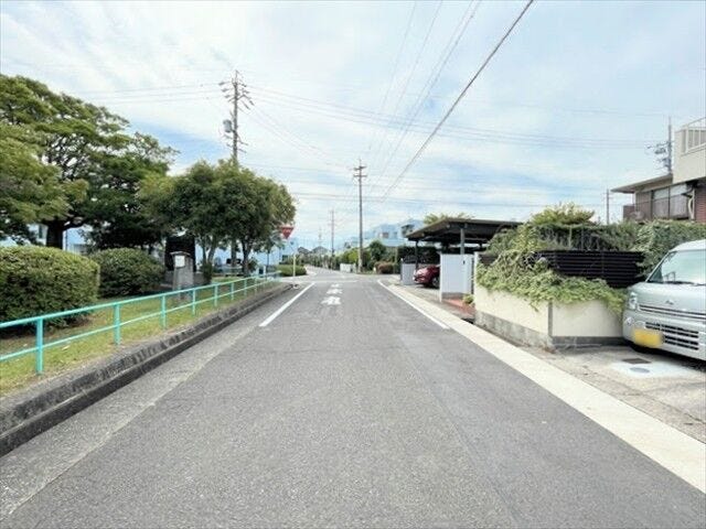 幅員約5.6mの前面道路です。車がすれ違える道幅です。車1台とベビーカーですれ違っても余裕のある道幅は安心ですね。