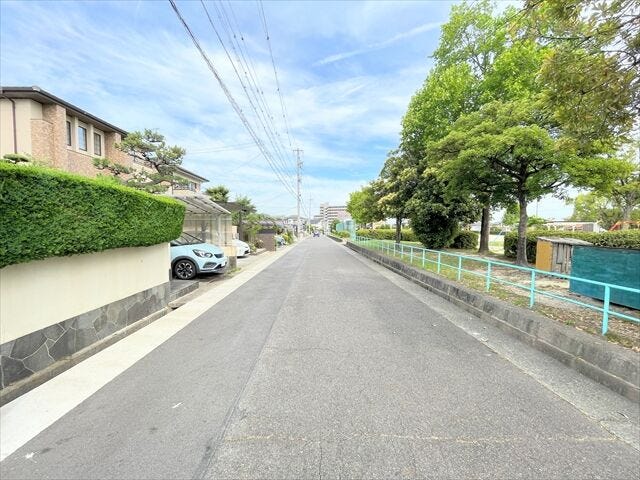幅員約5.6mの前面道路です。車がすれ違うのに安心な道幅です。道幅が広すぎると交通量が増えてしまうのも心配ですので、これぐらいが理想的な道幅なのかもしれませんね。