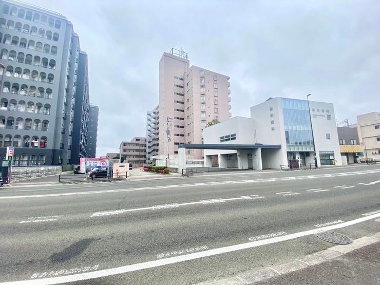 現地周辺を含めた外観写真。駅や生活利便施設が身近な住環境です♪