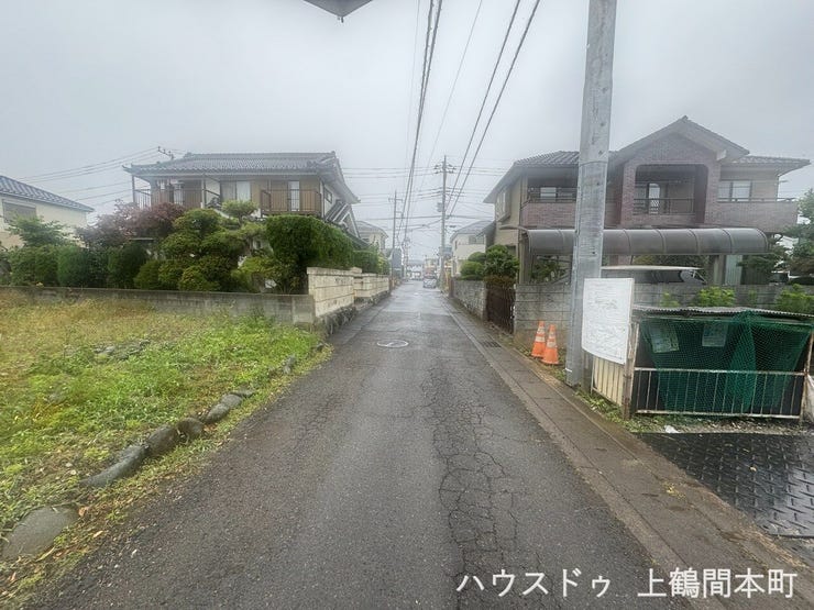 ゆとりの前面道路。磯部の落ち着いた住宅街。