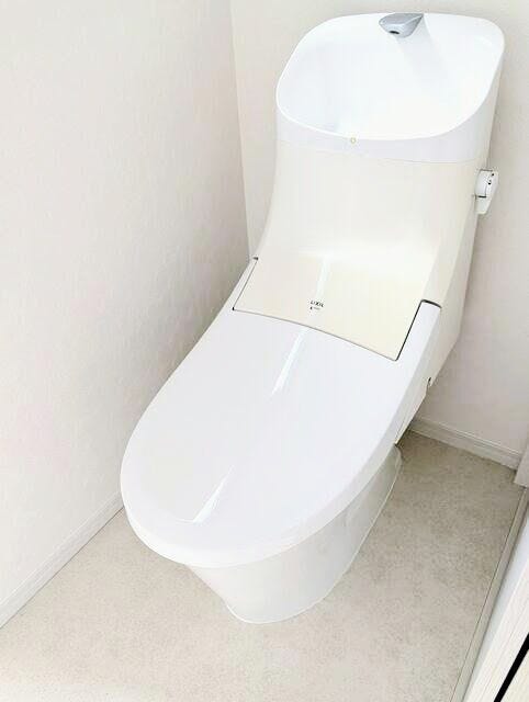 「手洗い一体型のスタイリッシュな多機能トイレ。お掃除がしやすい形状で、毎日の暮らしを快適にサポートします。」