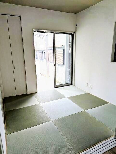 「市松模様が美しい琉球風のスクエア畳を採用した和モダン空間。リビングと繋げて広々とお使いいただけます。」