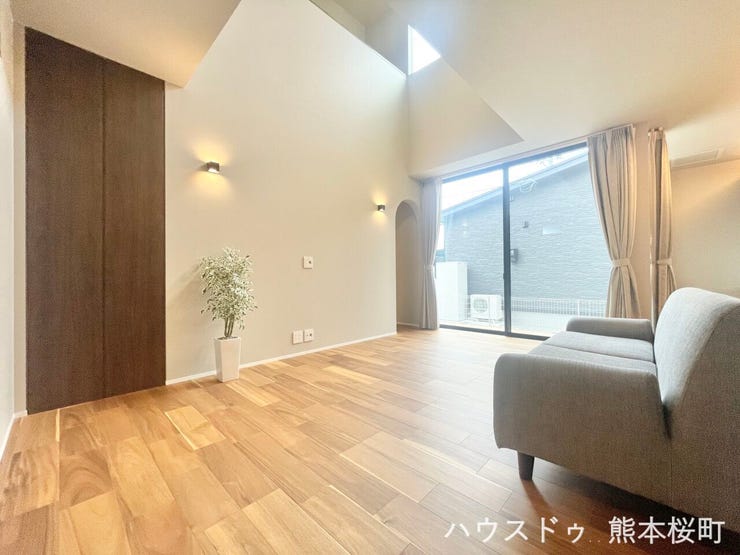 ■安らぎと笑顔の中心地■陽光が優しく降り注ぎ、会話が自然と弾む。ここでは、毎日が特別な時間へと変わります。