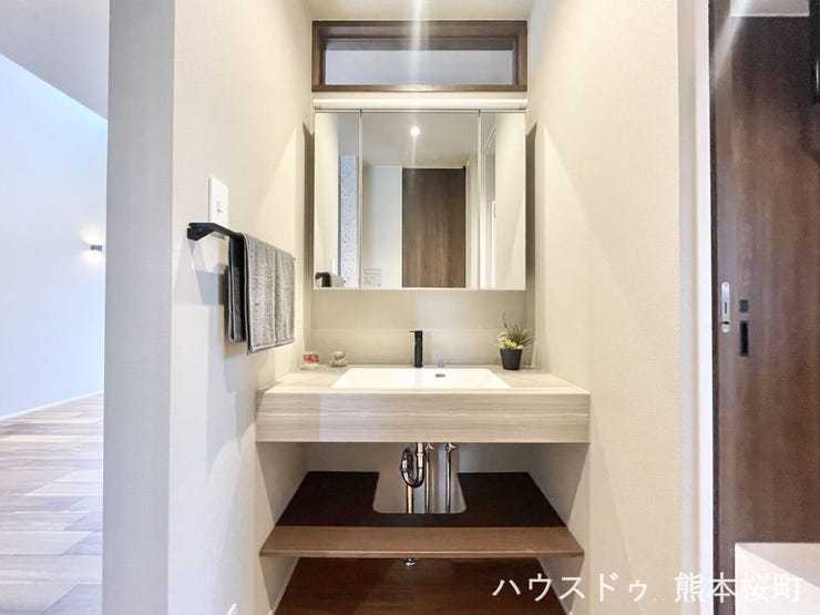 ■清々しいリフレッシュ空間■自分を磨き、気持ちを切り替える。心地よい光が差し込むプライベートスペース。