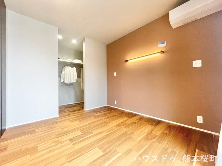 ■1階5.25帖洋室■ゲストをもてなし、昼寝や家事にも使える、大容量収納付き多目的万能スペース。