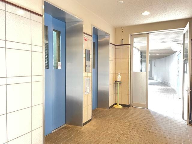 忙しい時間帯も二基あり安心です。11階建てマンションのためエレベーターが設置されています。買い物後の荷物を運ぶ際にはとても助かります。