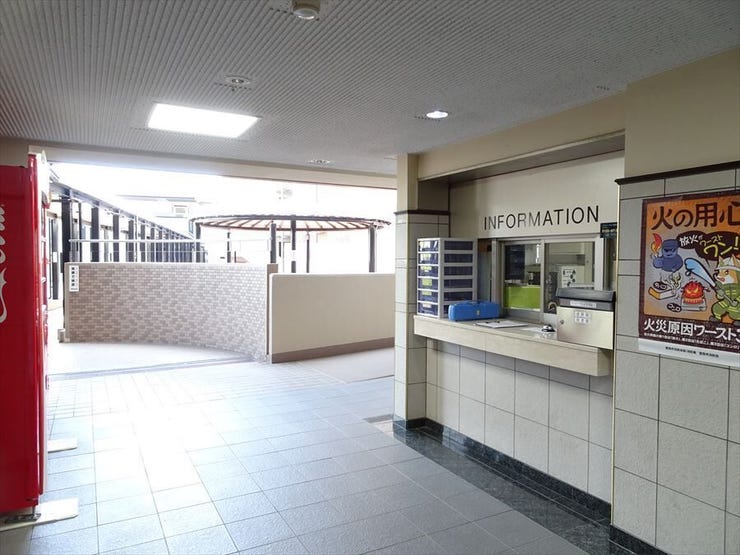管理室もあり、敷地内は常に綺麗に保たれた清潔感溢れる団地です。昼間にはエントランス周辺の清掃や、花壇の手入れなどをしてくださっています。