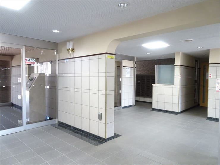 清潔に保たれたエントランス。お掃除も行き届いており、築年数を感じさせません。オートロックのため防犯面では安心です。