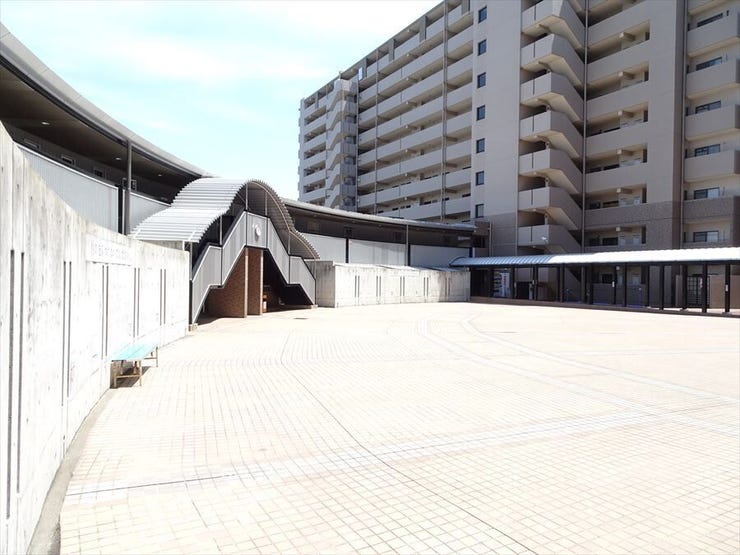 敷地内には中庭があるので、違う棟に住んでいるお友達とも学校から帰宅後に遊べます!