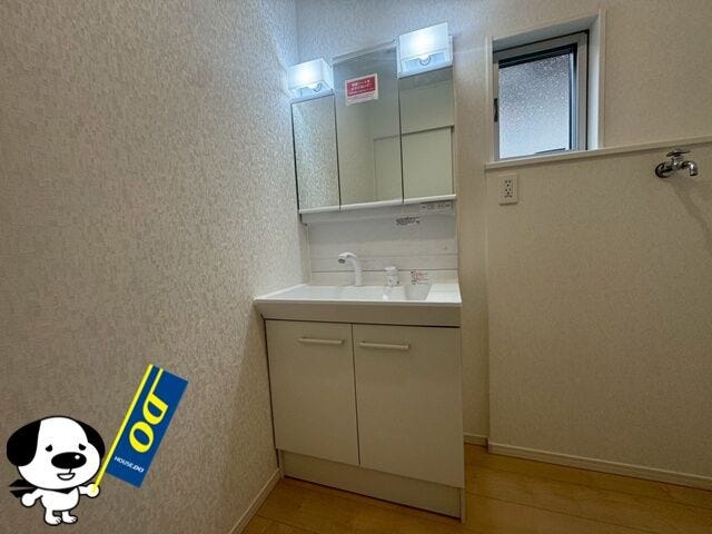 大きく見やすい三面鏡で清潔感ある洗面台は、身だしなみチェックや肌のお手入れに最適です