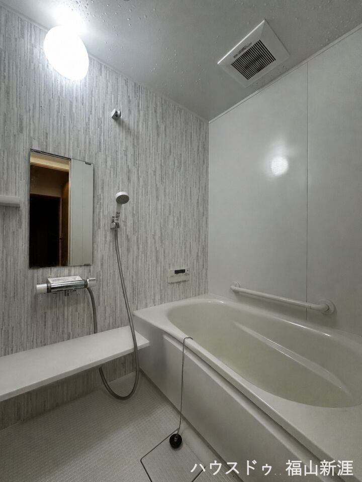 ゆったりできる大きい浴槽を使用。
※掲載写真はAI加工を用いて室内の物品を消去しております。実際の現況と異なる場合は、現況を優先とさせていただきます。
