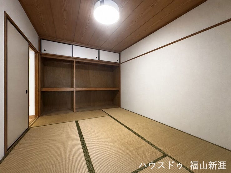 和室はお子様の遊び場やお泊りの際等使い方様々♪お昼寝スペースとしても最適です。
※掲載写真はAI加工を用いて室内の物品を消去しております。実際の現況と異なる場合は、現況を優先とさせていただきます。