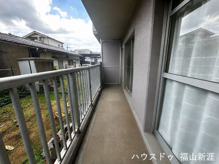 幅の広いバルコニーです。窓も広く、屋根が十分あるので急な雨でも急がず取り込めます。※掲載写真はAI加工を用いて室内の物品を消去しております。実際の現況と異なる場合は、現況を優先とさせていただきます。