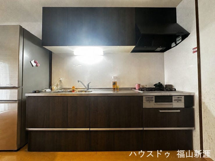 対面式のキッチンが苦手な方は集中して料理ができます。収納も豊富です♪
※掲載写真はAI加工を用いて室内の物品を消去しております。実際の現況と異なる場合は、現況を優先とさせていただきます。