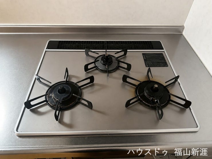 料理が好きな方には必須の3口コンロ。
直接感じられる火がより一層料理への向上心を掻き立てられます。
※掲載写真はAI加工を用いて室内の物品を消去しております。