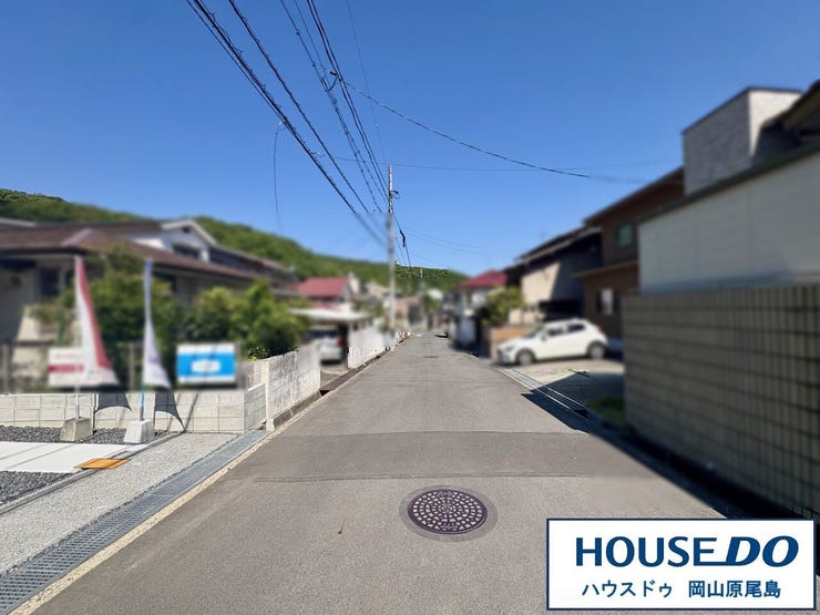 南側前面道路は約5.3mの幅員です。