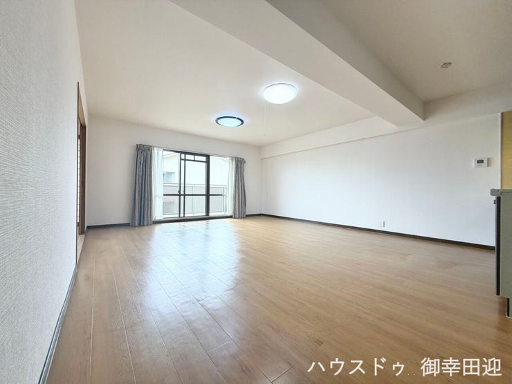 ■安らぎと笑顔の中心地■陽光が優しく降り注ぎ、会話が自然と弾む。ここでは、毎日が特別な時間へと変わります。
