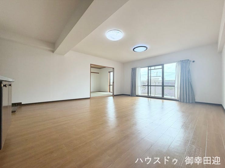 ■安らぎと笑顔の中心地■陽光が優しく降り注ぎ、会話が自然と弾む。ここでは、毎日が特別な時間へと変わります。