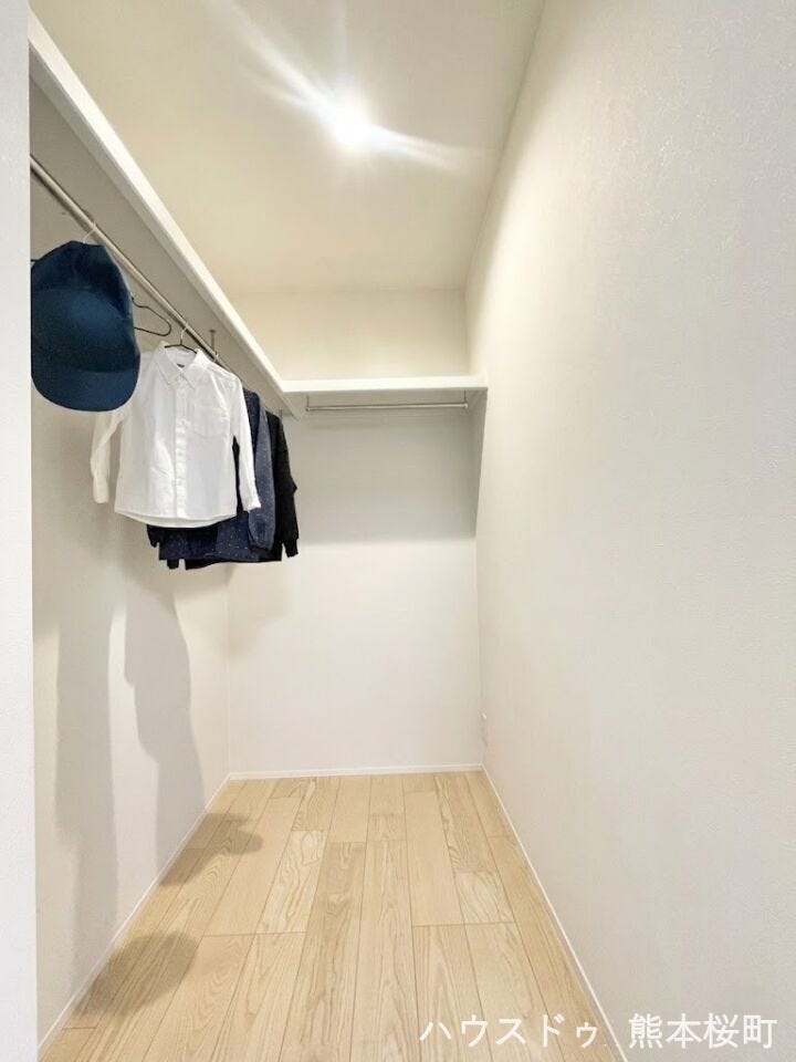 ■2階6+4.5帖洋室WIC■衣類から小物まで一ヶ所に集約。整理整頓がしやすく、毎日のコーディネートが楽しくなるゆとりの収納です。