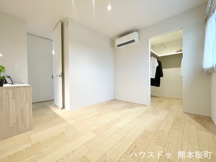 ■2階6帖洋室■寝室、書斎、趣味の部屋。家族の成長やライフスタイルに合わせ、様々な使い方ができる快適な空間です。