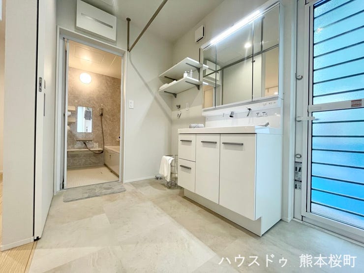 ■清々しいリフレッシュ空間■自分を磨き、気持ちを切り替える。心地よい光が差し込むプライベートスペース。