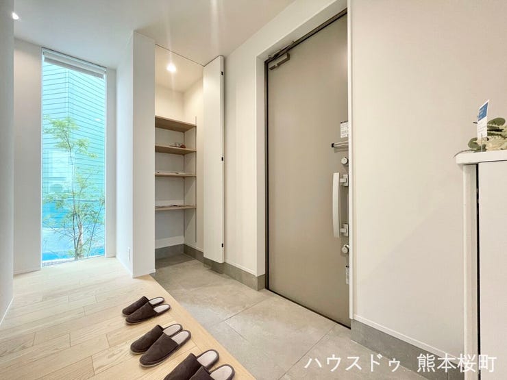 ■「ただいま」の安堵をくれる場所■訪れる人を迎え入れ、帰るたびにホッと一息つける、明るく機能的なエントランス。