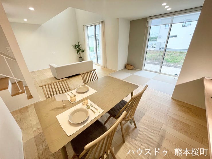 ■安らぎと笑顔の中心地■陽光が優しく降り注ぎ、会話が自然と弾む。ここでは、毎日が特別な時間へと変わります。