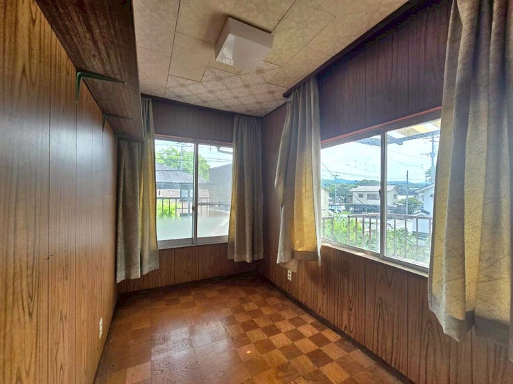 2階には洋室隣り合わせで2部屋あります。
少し狭いなぁ、と感じればリフォームでつなげて1部屋に広げるのもアリですね。