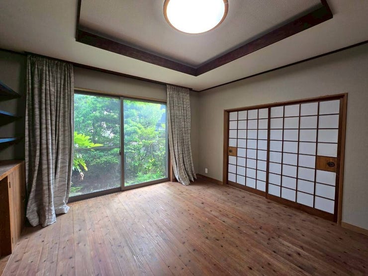 大きな窓からは庭の緑を楽しめます。
